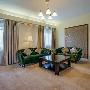 Lovely - 3 Bdr. Serviced In Old Town Apartment